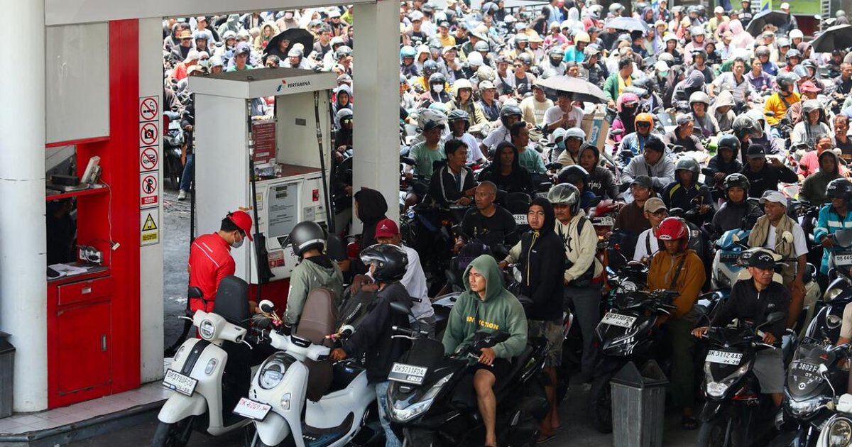 Military, police deployed to ease Bali fuel shortages and long queues