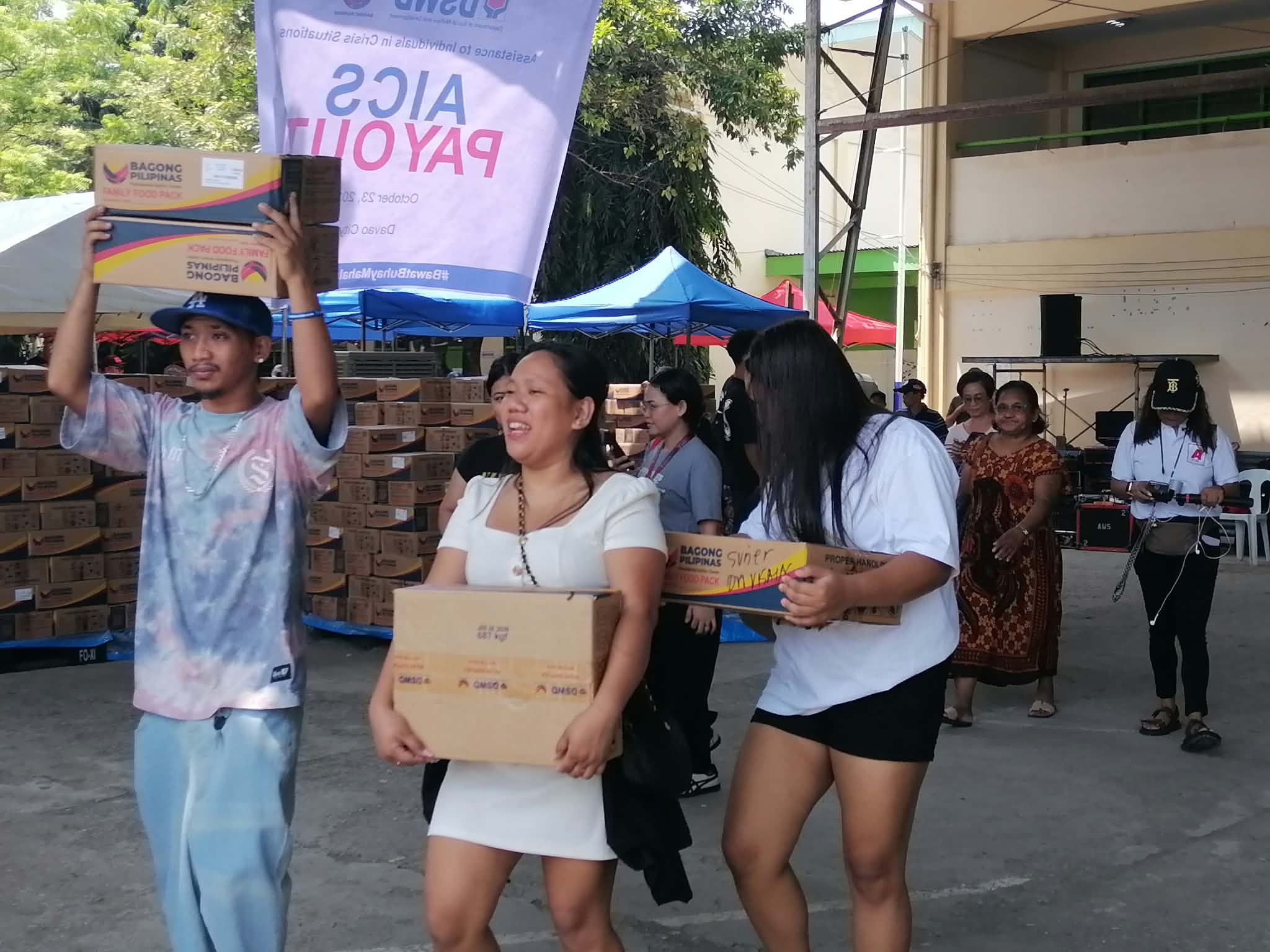 Cabinet officials deliver presidential aid to Davao fire victims