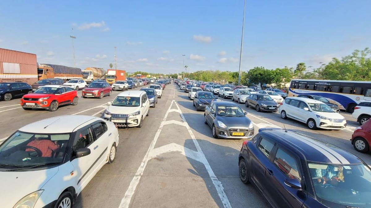 Festive traffic surge: Panthangi toll records 52,000 vehicles daily