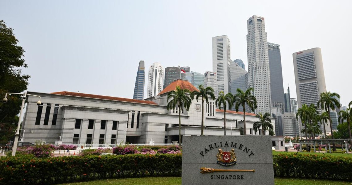 Political office holders' bonuses ranged from 2.5 to 6 months over decade