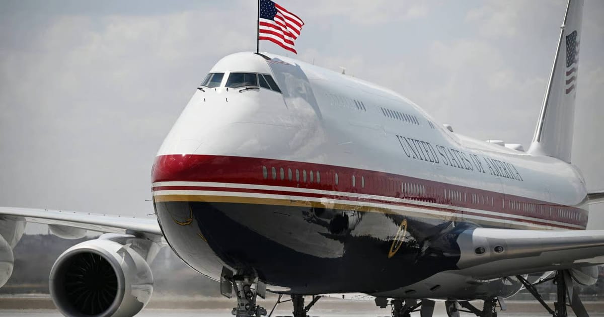 US Presidential Aircraft Delayed After Emergency Slide Activation