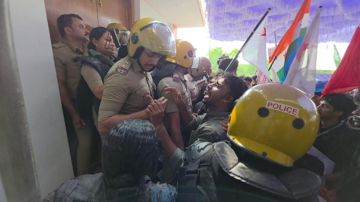 Police book 25 students after Vande Mataram seminar disruption at Kerala university