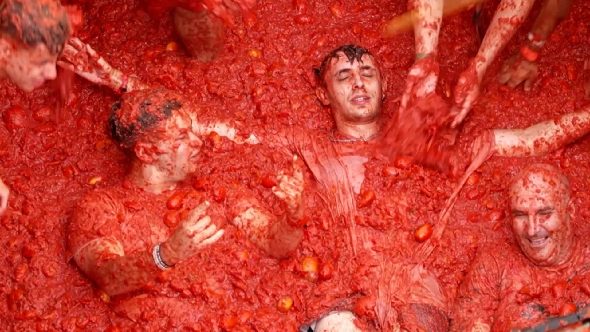 Thousands drench themselves in tomato pulp at Spain's iconic festival