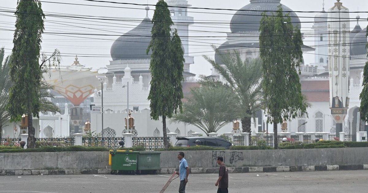 Thick haze shrouds Sumatra and Batam as forest fires rage