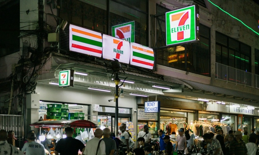 Nhân viên 7-Eleven Bangkok gây sốt mạng với khả năng nói 7 thứ tiếng