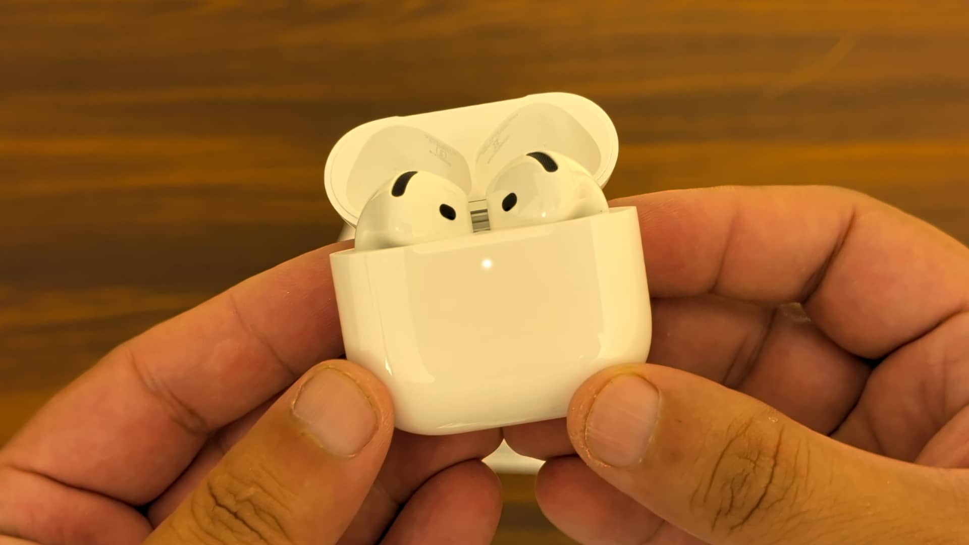 Apple AirPods 5: बेहतरीन कॉल क्वालिटी पर फिट में समस्या