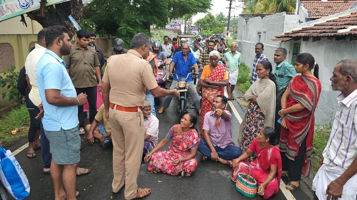 जलभराव से कमजोर हुए पेड़ को हटाने की मांग को लेकर गोबिचेट्टिपालयम में सड़क अवरुद्ध