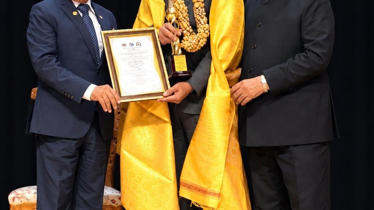 VIT Vice-President Honoured with Prestigious Crown Jewel Award in Mauritius