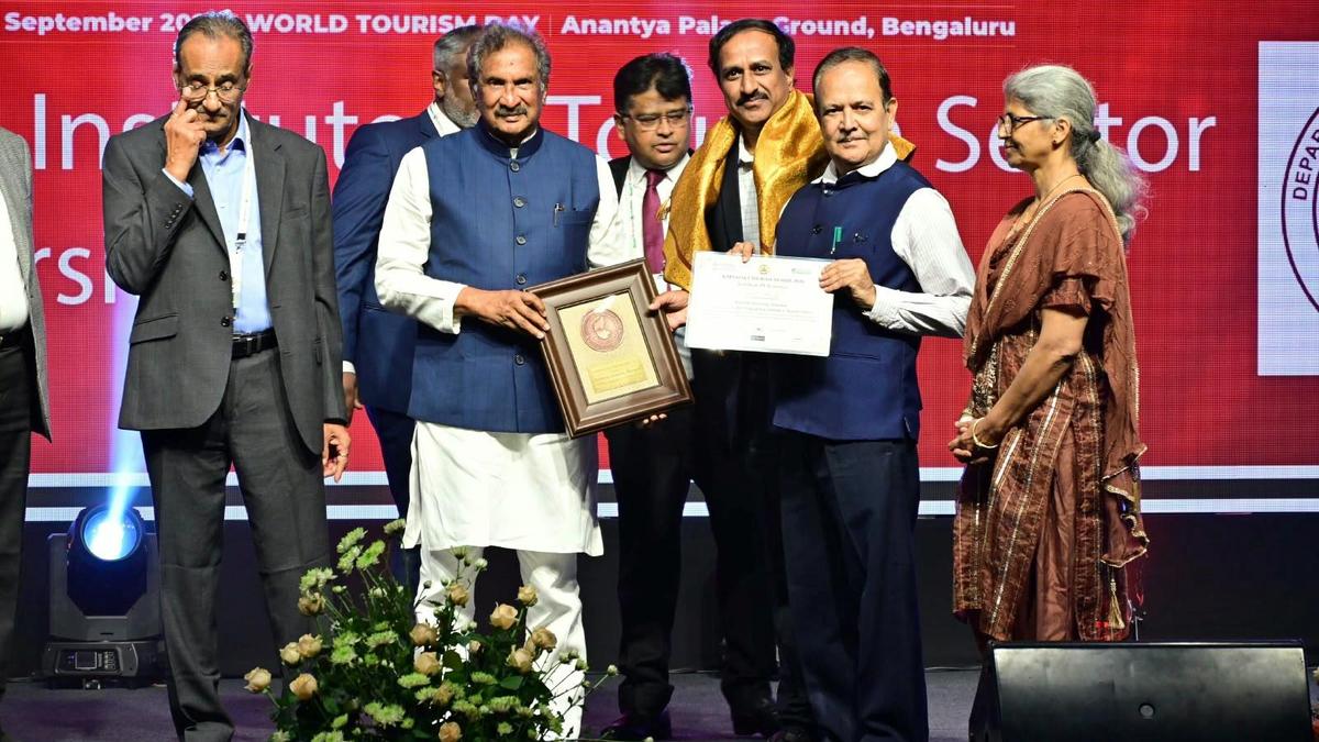 Karnataka Arts College tourism department wins state education award