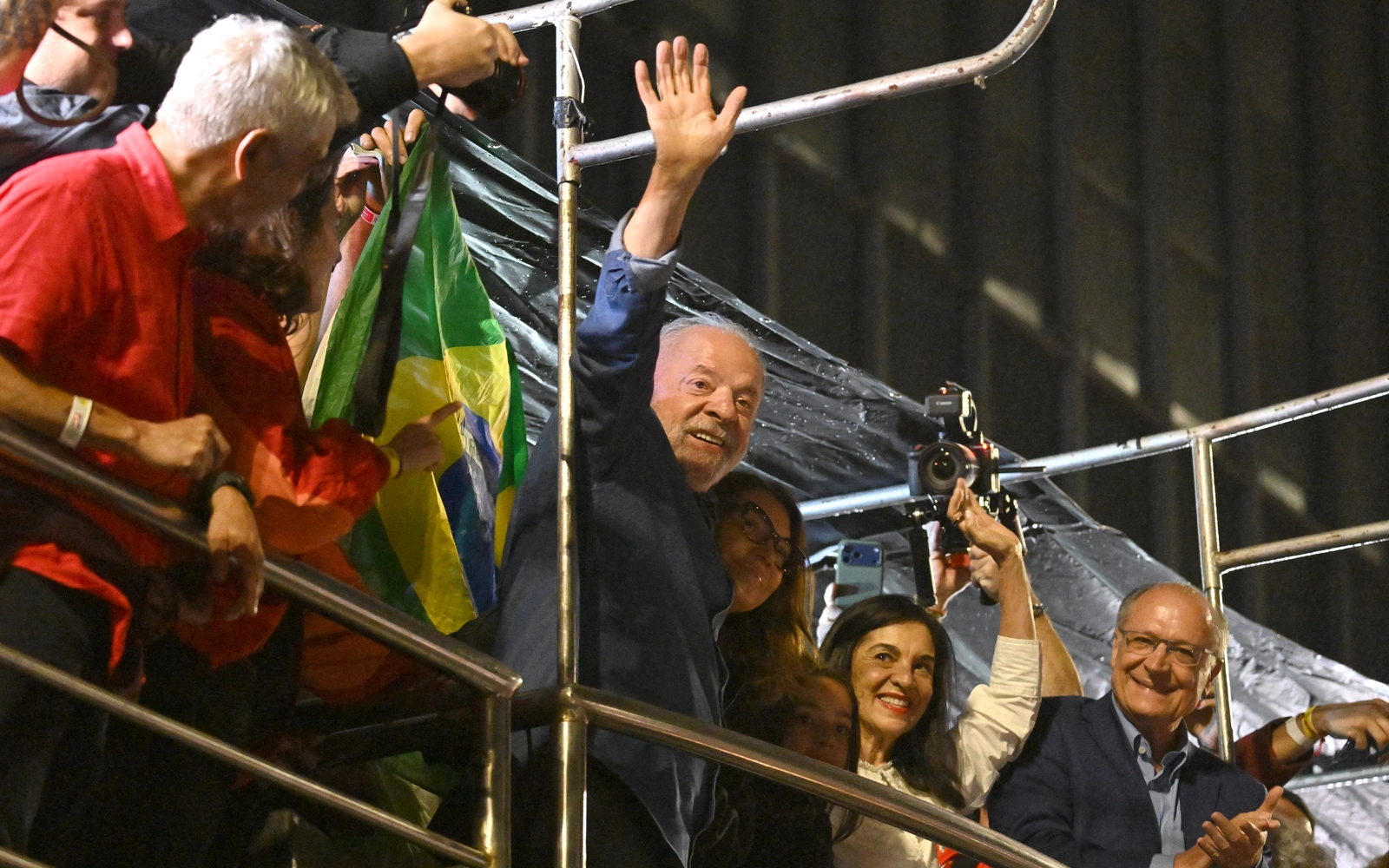 Lula meraih kemenangan presiden Brazil dengan 51.8% undi
