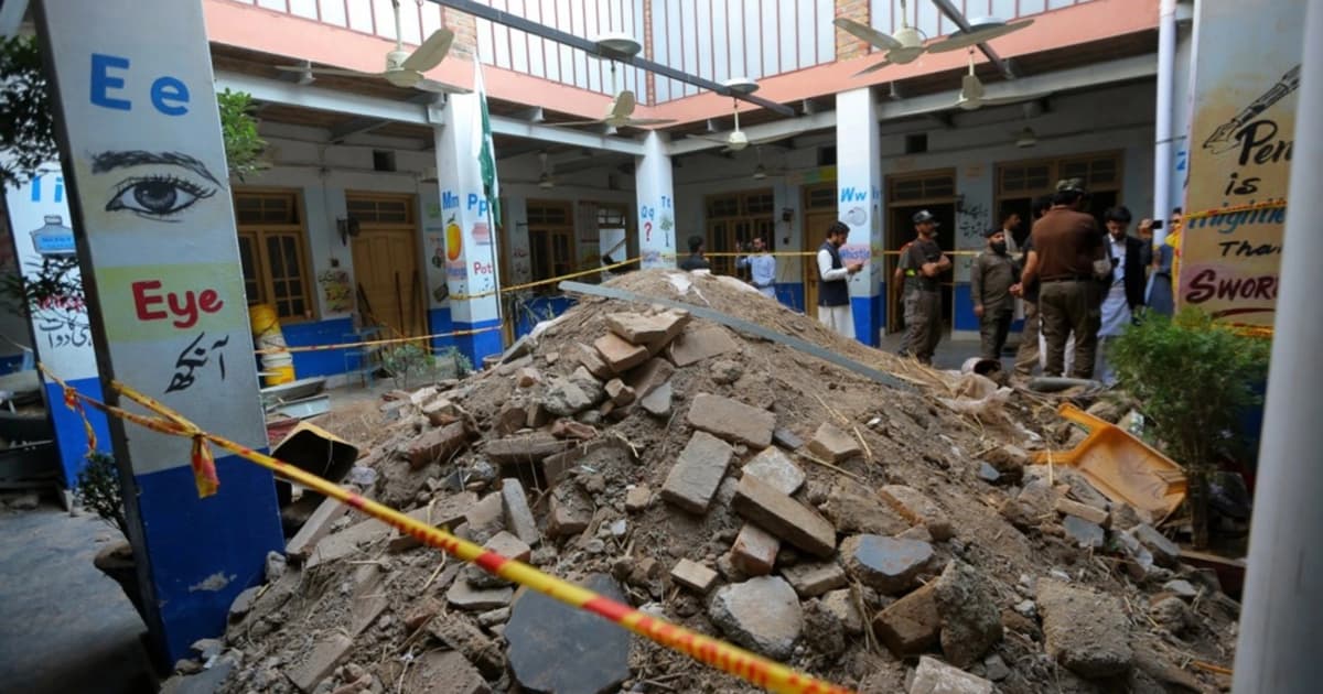 Keluarga Mangsa Tuntut Keadilan Selepas Runtuh Bumbung Sekolah Peshawar