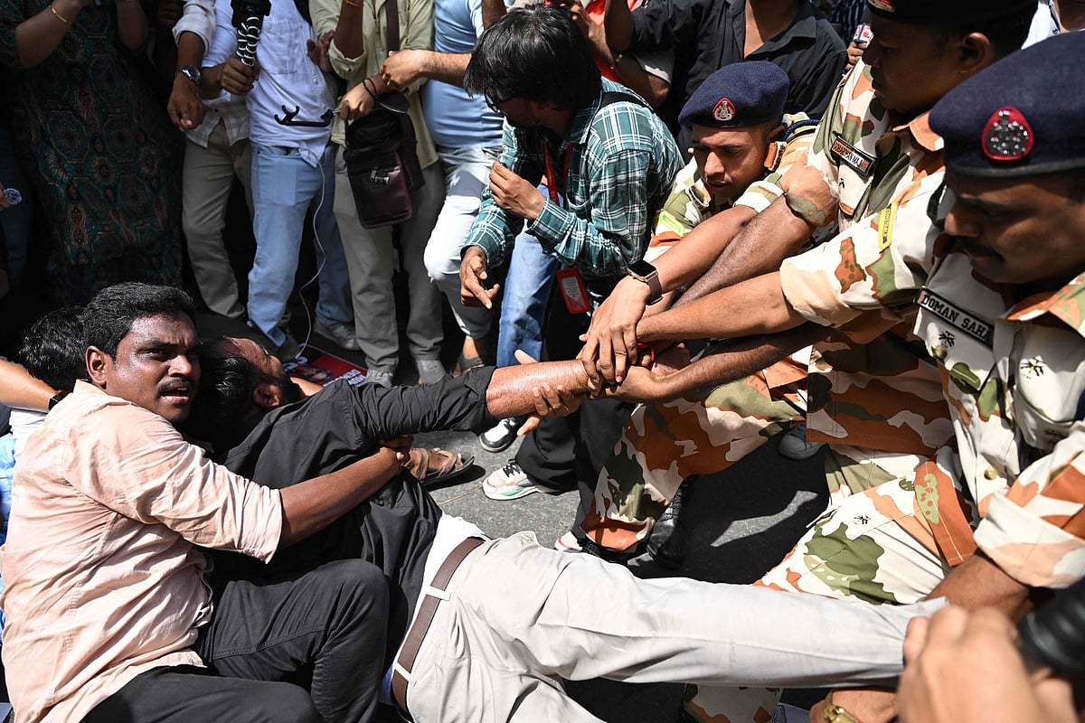 Indian protesters call for election commission chief to step down