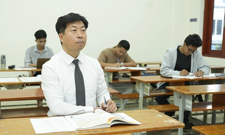Quản lý Hàn Quốc 52 tuổi học tiếng Việt để theo học thạc sĩ