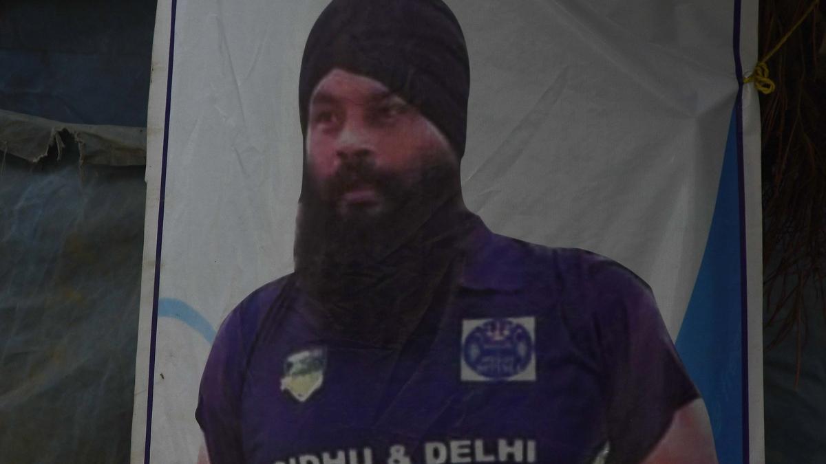 पंजाब में कानून व्यवस्था को लेकर कांग्रेस का विरोध, मुख्यमंत्री का पुतला जलाया