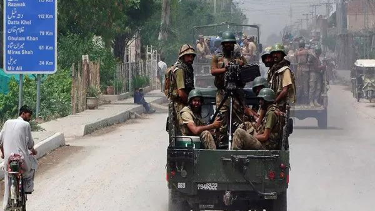 खैबर पख्तूनख्वा में मोटरसाइकिल सवार बंदूकधारियों ने तीन पुलिसकर्मियों की हत्या की