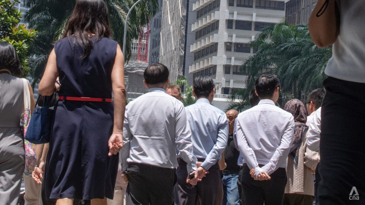 Job market tightens for fresh graduates and retrenched workers