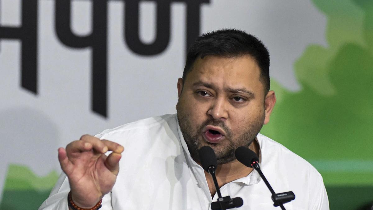 चुनाव आयोग पर विवाद के बीच तेजस्वी यादव का चुनावी दौरा