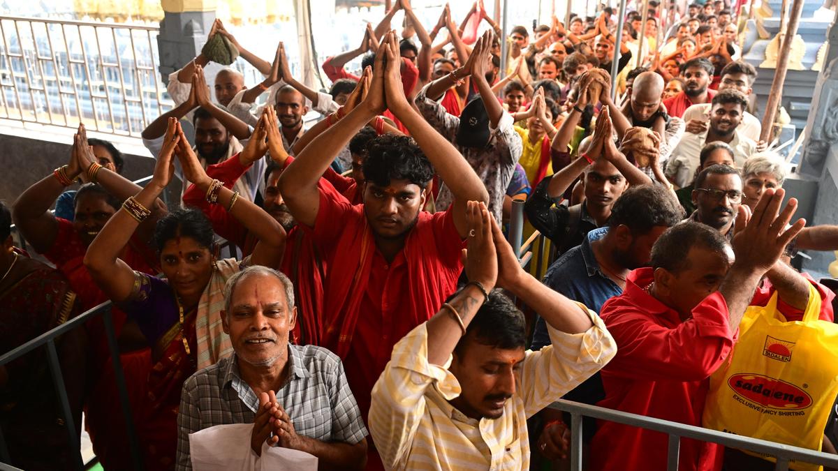 Over 90,000 devotees throng Indrakeeladri temple on Sarannavaratri opening day