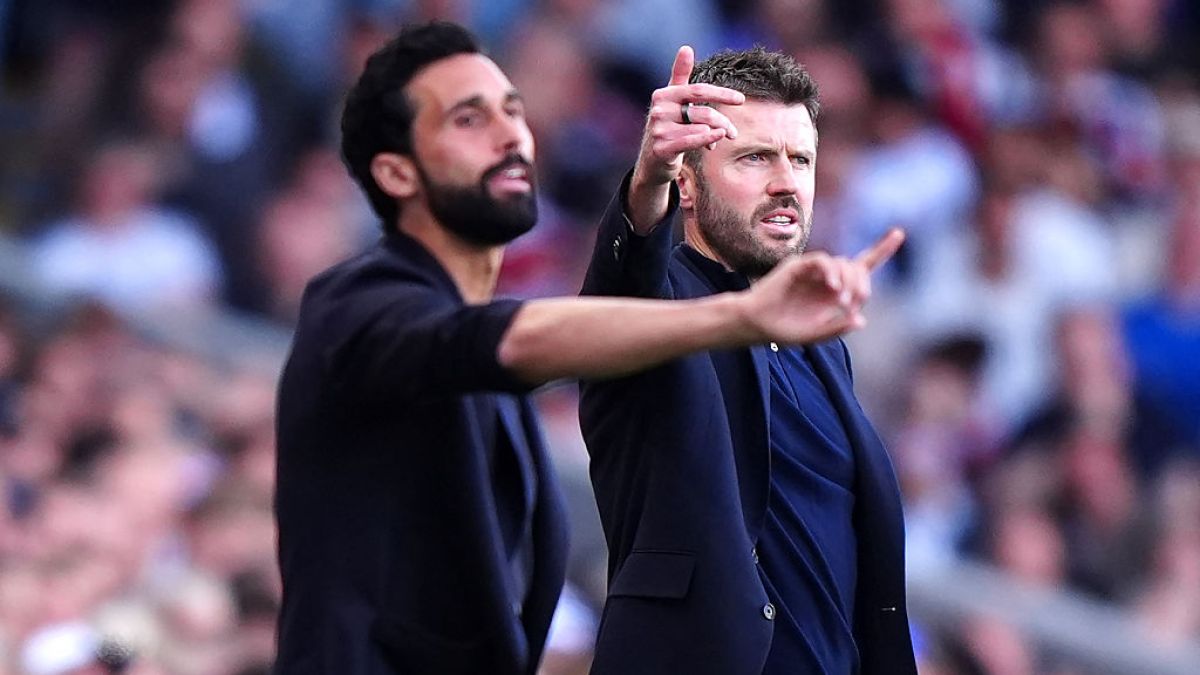 Fulham boss Arbeloa hit with fine over United referee complaint