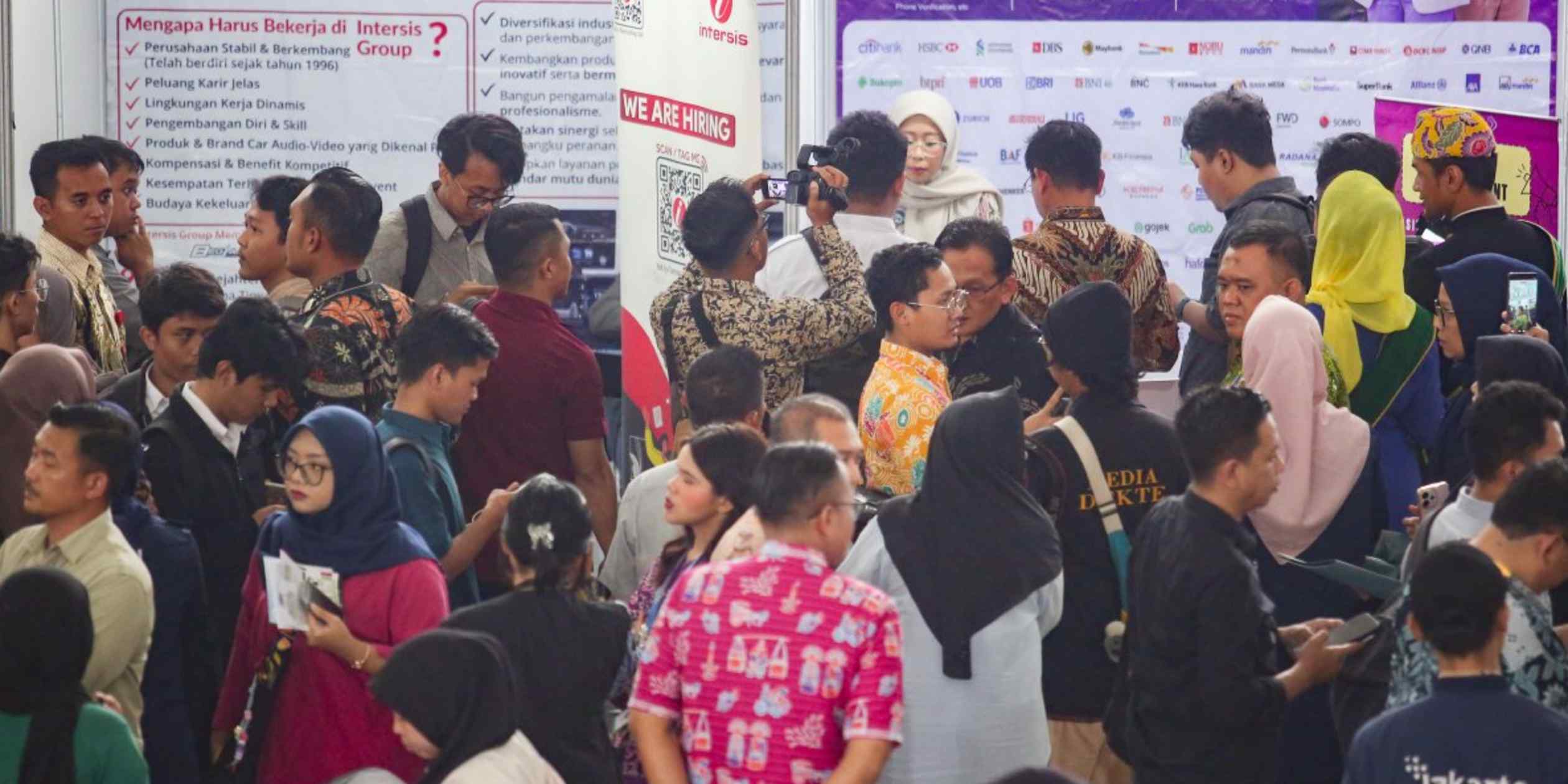 Indonesia's Economic Slowdown Leaves One Million Graduates Jobless