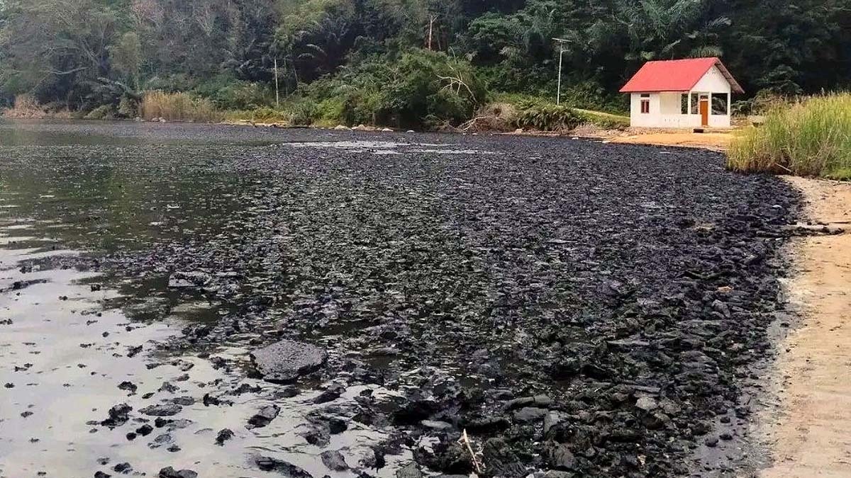 इंडोनेशिया में 7.7 तीव्रता के भूकंप से झील का जल काला पड़ गया