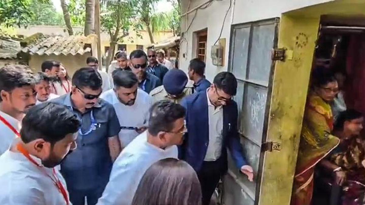 कोलकाता पंडाल हादसे में मृतकों के परिजनों से मिले पश्चिम बंगाल के मुख्यमंत्री