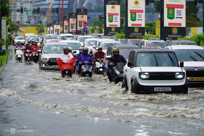 Flooding, heavy rain create chaos during Ho Chi Minh City morning commute