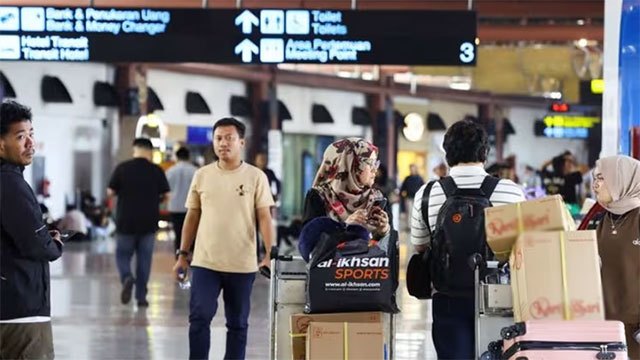 Indonesian airports shut as Anak Krakatau volcano spews ash