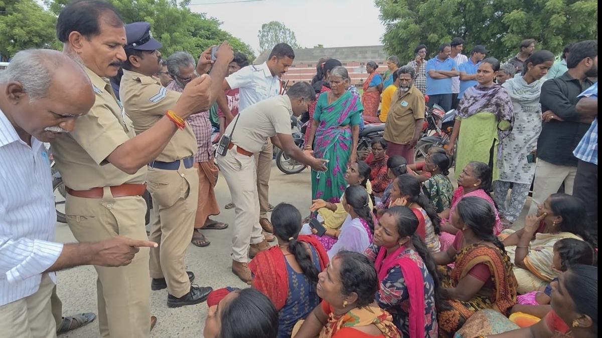 सार्वजनिक पथ पर अतिक्रमण हटाने की मांग को लेकर प्रदर्शन