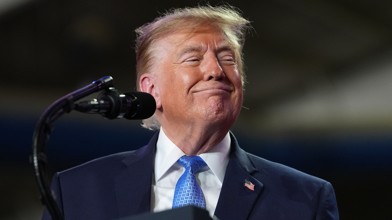 Trump shifts midterm strategy, opts for phone campaign over rallies