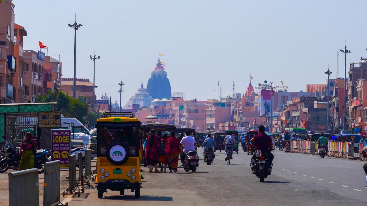 ओडिशा में ट्रैफिक नियमों का उलटा प्रयोग, बाइकों पर सीटबेल्ट और कारों पर हेलमेट का चालान