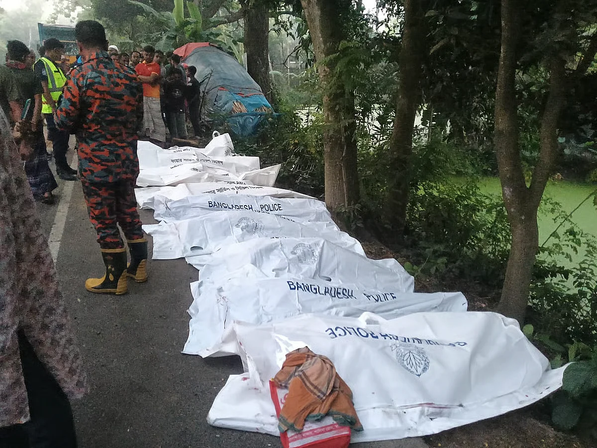 নাটোরে বাস-ট্রাকের সংঘর্ষে কমপক্ষে ১৩ জন নিহত