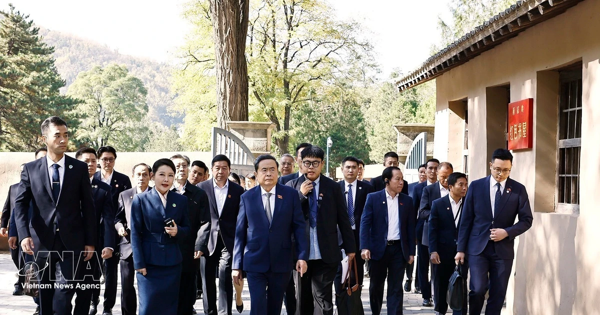 Chủ tịch Quốc hội thăm các địa điểm cách mạng tại Trung Quốc