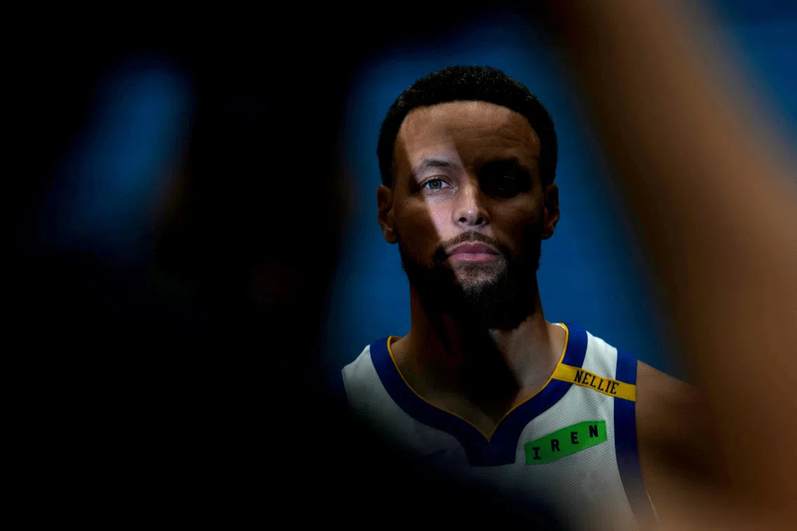 Curry commits to Warriors with extended contract deal