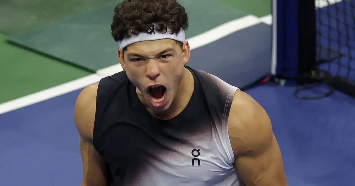 Shelton powers past Tsitsipas to advance to US Open quarter-finals