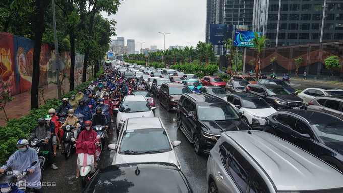Torrential downpour triggers severe congestion across Ho Chi Minh City