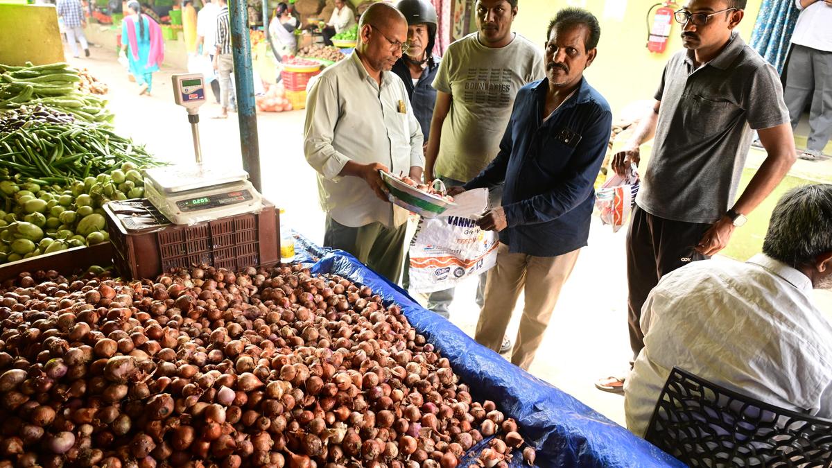 Subsidised onions fail to attract buyers at Vijayawada farmers' markets