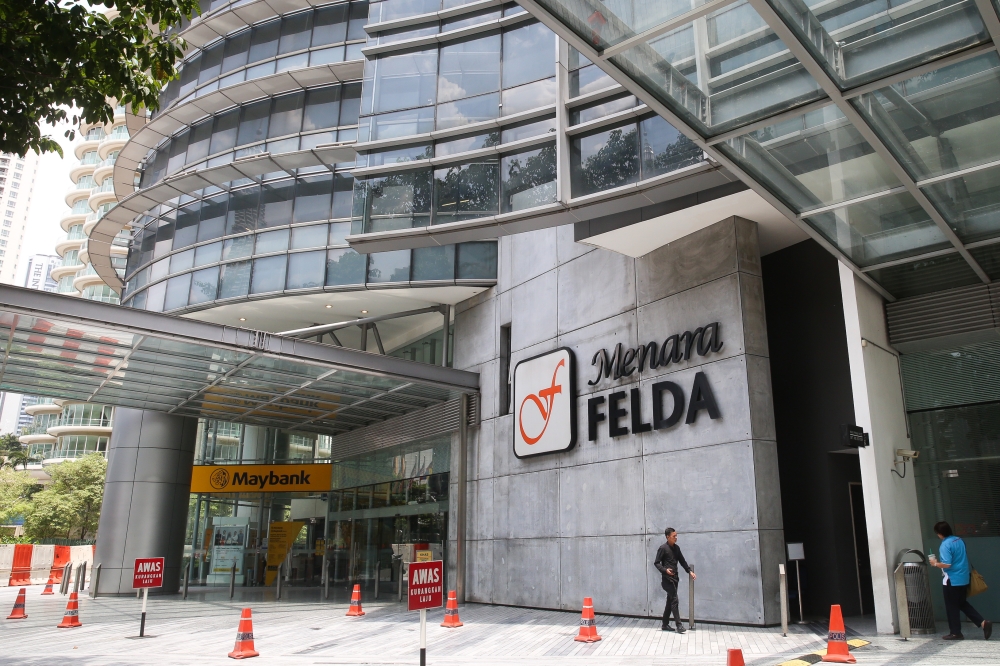 Bekas Ketua Pengarah Felda Didakwa Menipu Lembaga Atas Tanah Jalan Semarak