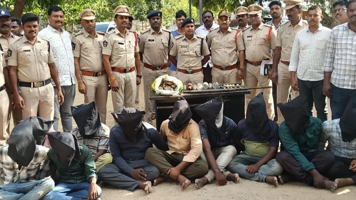 हिंदूपुर में राजमार्ग लूट की योजना बना रहे 11 सदस्यीय गिरोह को पुलिस ने किया गिरफ्तार