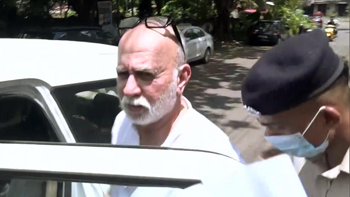 तरुण तेजपाल के बलात्कार मामले में सुप्रीम कोर्ट ने गोवा पुलिस से मांगा जवाब