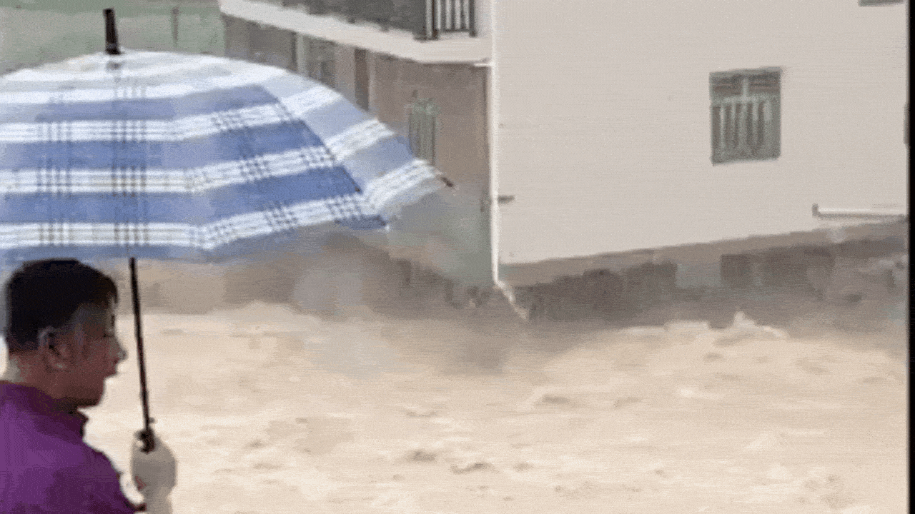 Flash floods demolish building in China; 2,500 trapped in school
