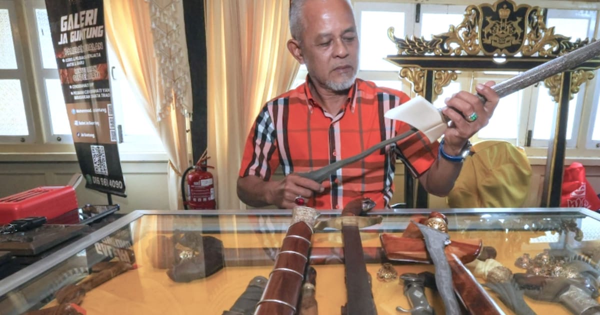Ornate Keris Blades Offer Insights Into Historical Malay Society