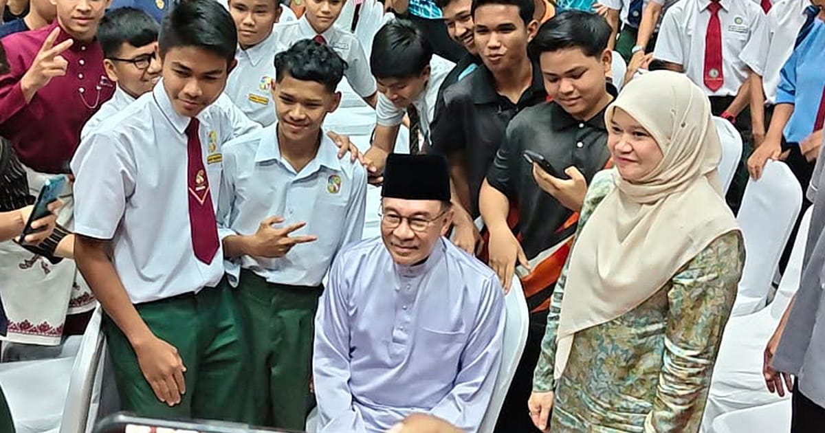 Anwar Ingatkan Pelajar Jauhi Politik Toksik, Junjung Nilai Murni