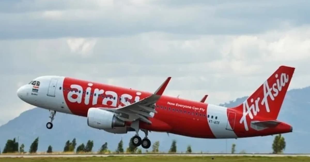 Malaysia monitors AirAsia's finances, talks with rival carriers