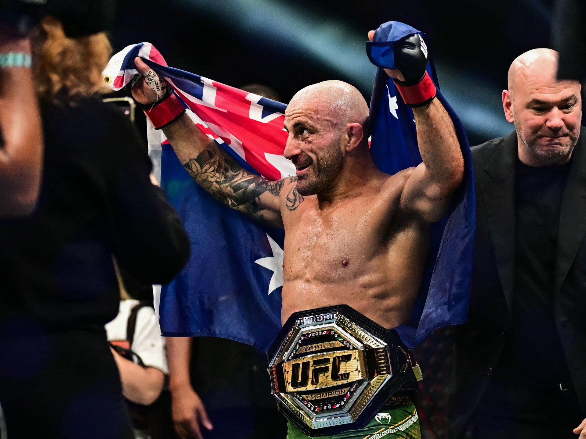 Volkanovski retains featherweight title with dramatic knockout of Evloev