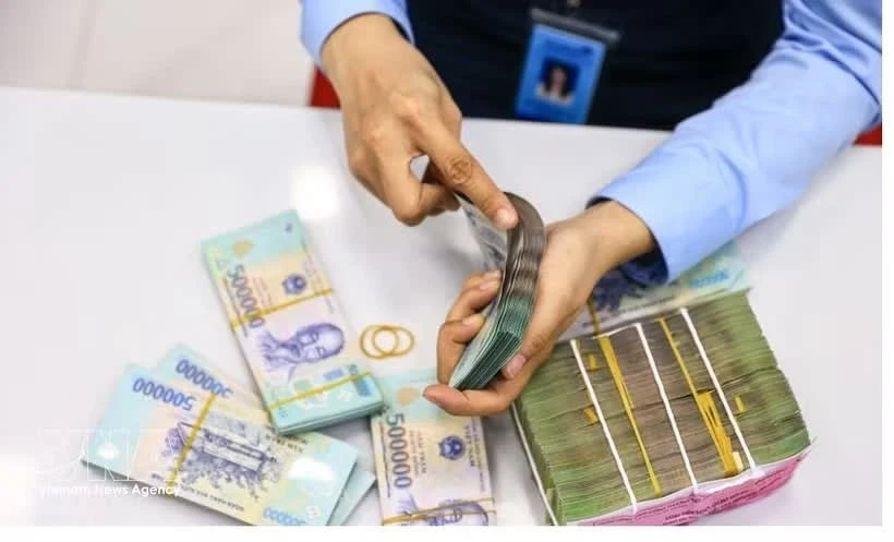 Vietnam's dollar reference rate falls 7 VND in mid-week trading