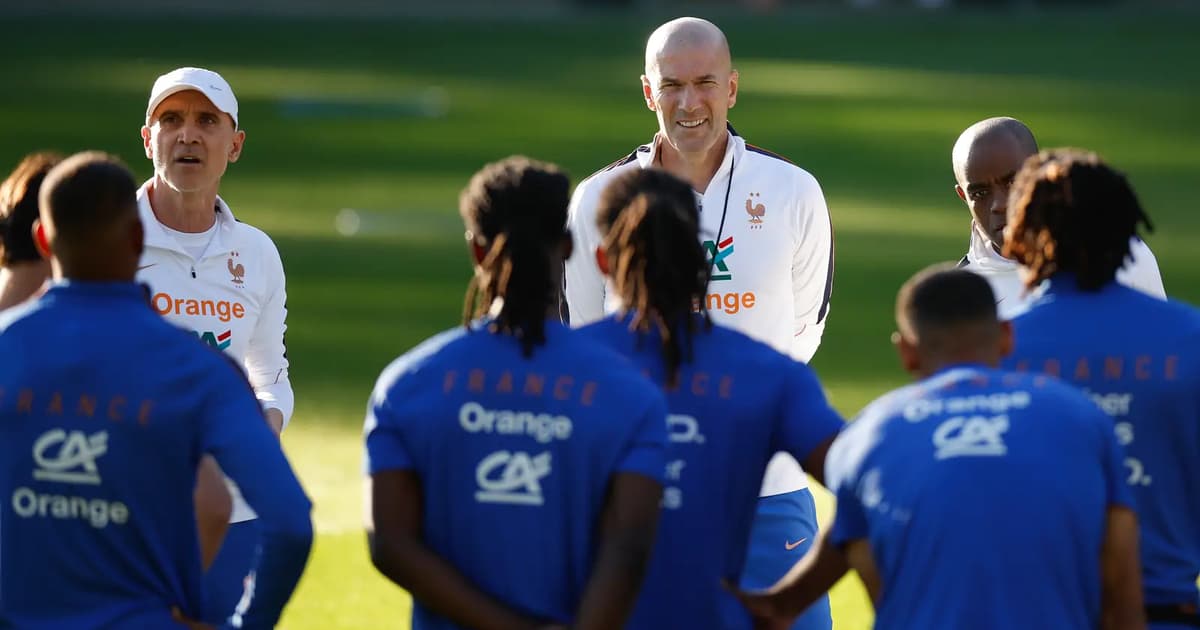 Zidane memulai sesi latihan pertama bersama pasukan Perancis