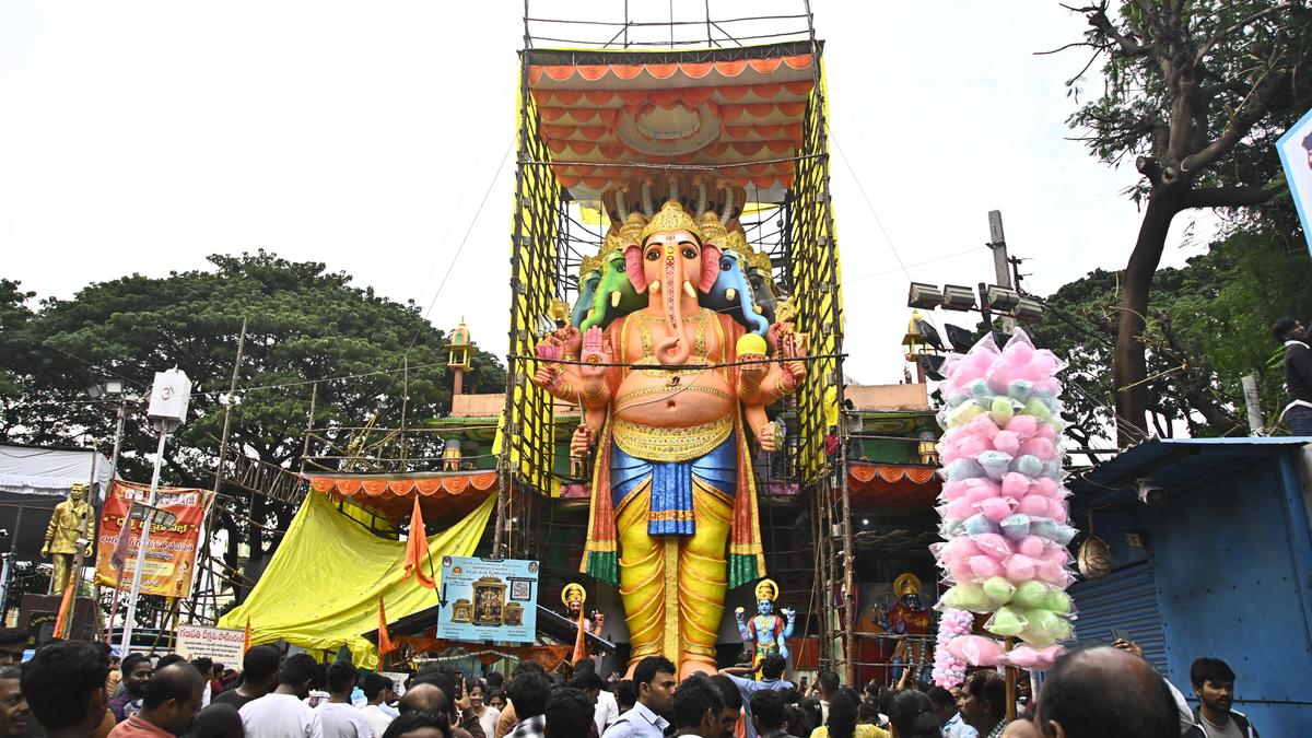 तेलंगाना में गणेश चतुर्थी की धूमधाम से शुरुआत, लाखों मूर्तियों की स्थापना