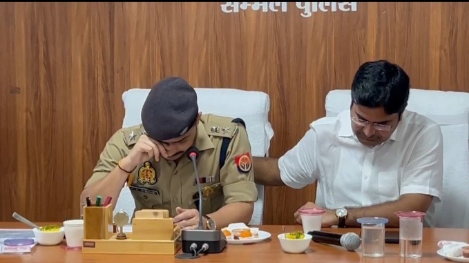 IAS Officer's Emotional Moment at Colleague's Farewell Draws Attention