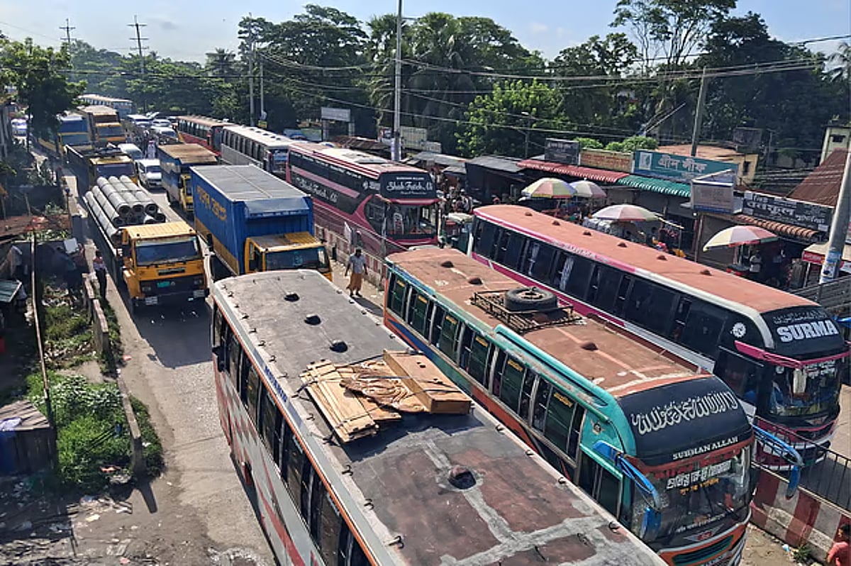 Massive traffic gridlock on Dhaka-Chattogram highway claims patient's life